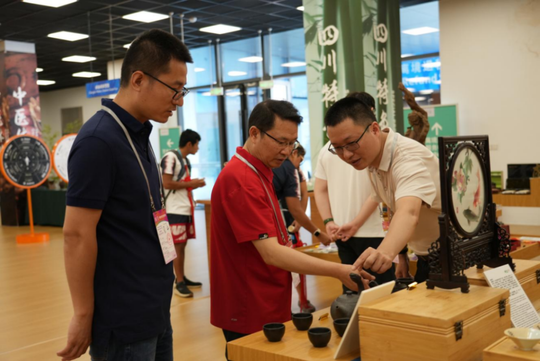 省龙8集团领导到大运村“有礼在四川”四川特色商品馆调研指导工作
