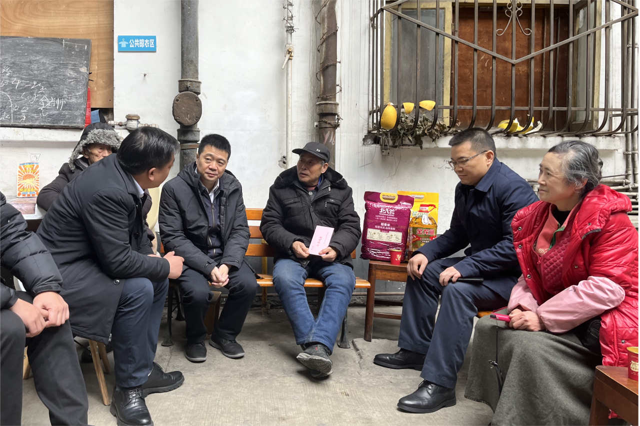 省龙8集团领导班子成员走访慰问生活困难党员、老党员、老干部