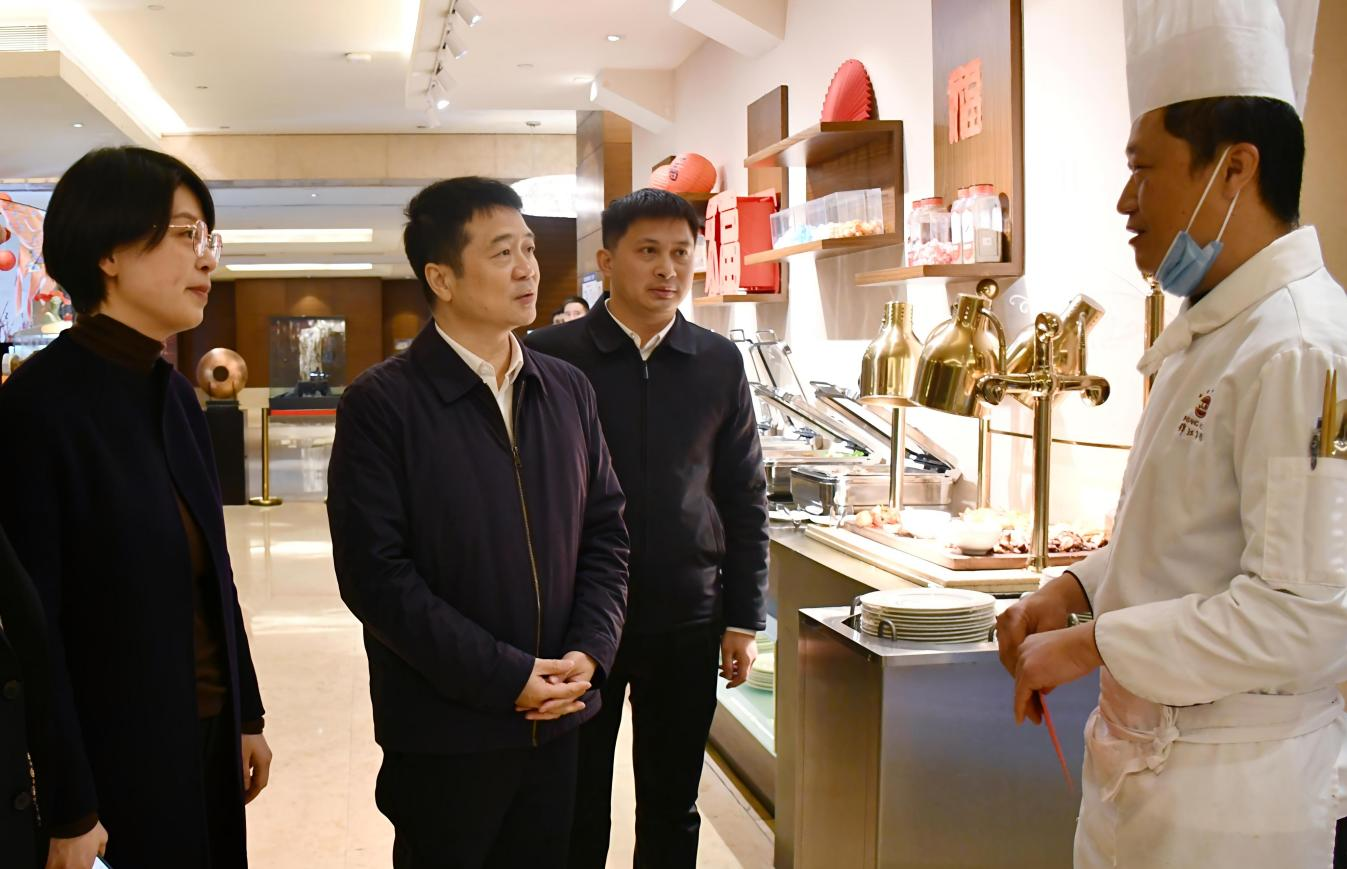 省龙8集团领导率队开展春节前走访慰问